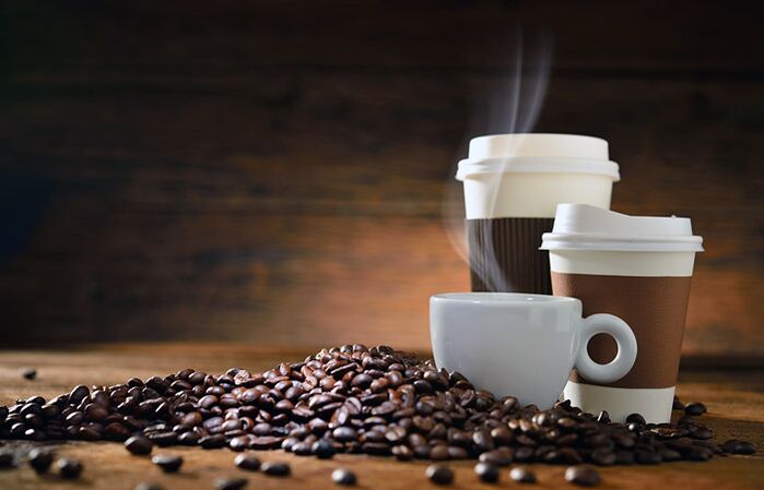 café como un producto prohibido mientras se toma una vitamina para la potencia