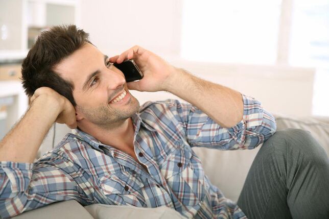 Sintiéndose emocionado, un hombre hablará con una mujer por teléfono durante mucho tiempo. 